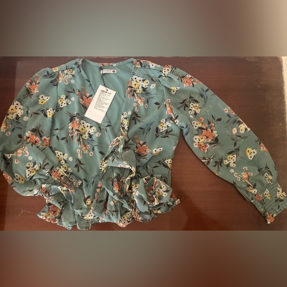 Wrap around top NWT - Picture 7 of 7